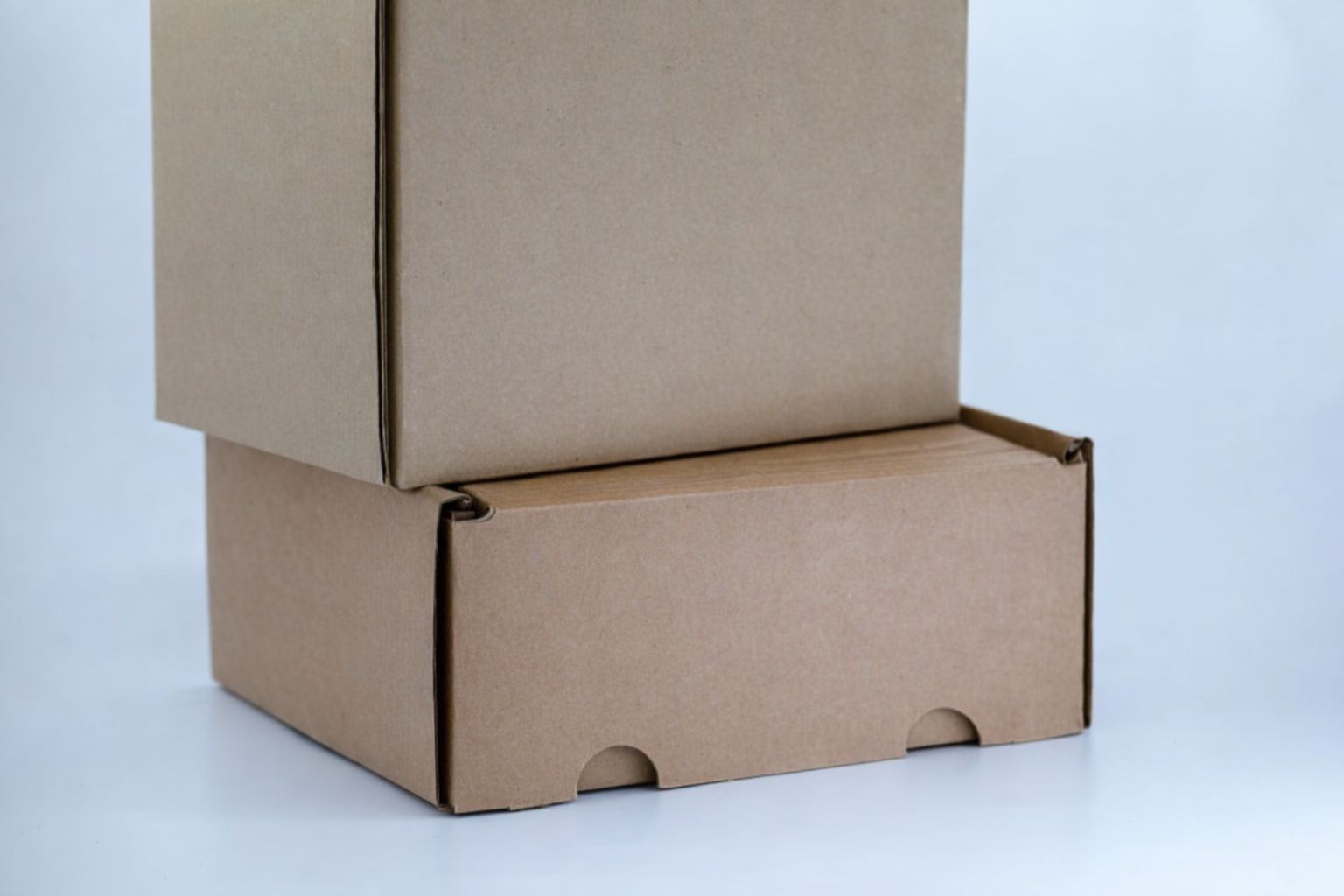 Två staplade bruna kartonger för hållbar modefrakt.